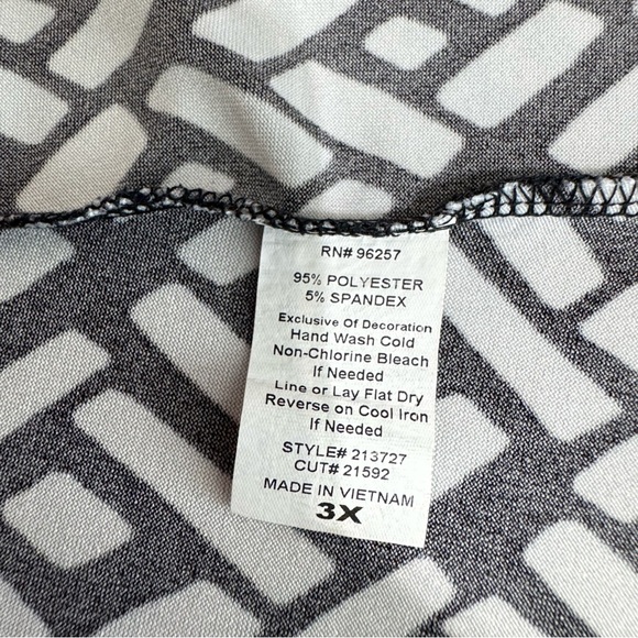 PerSeption Geometric Black and White Sleeveless Top - Picture 6 of 6